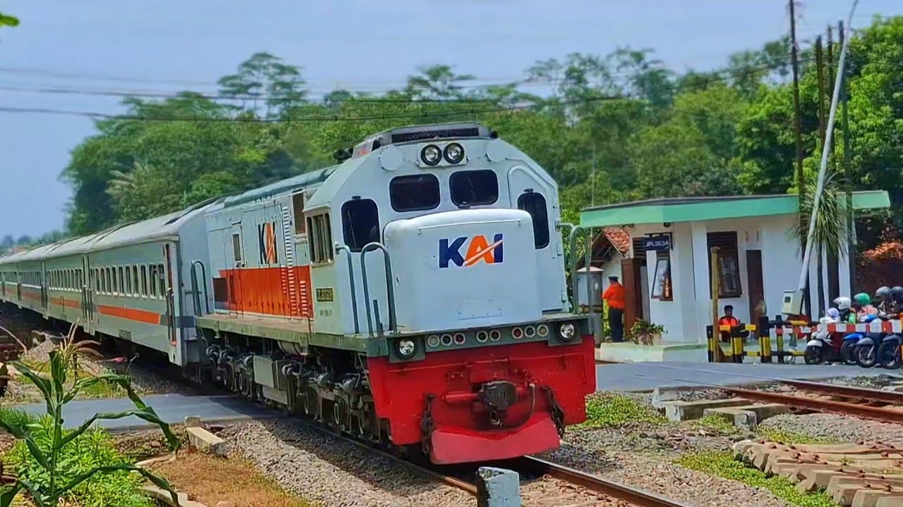 KERETA API PANJANG‼️ HUNTING KERETA API NGEBUT DI PERLINTASAN MENIKUNG
