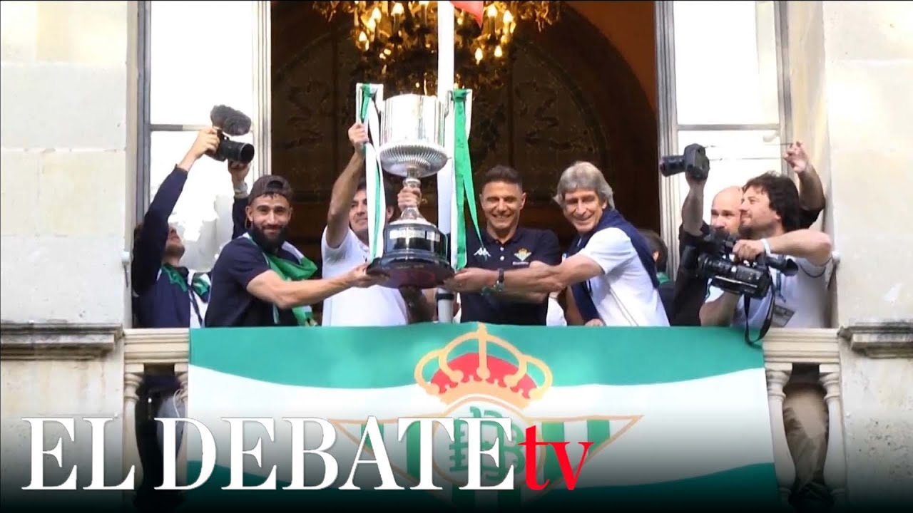 El Betis y su afición celebran la Copa del Rey en las calles de Sevilla
