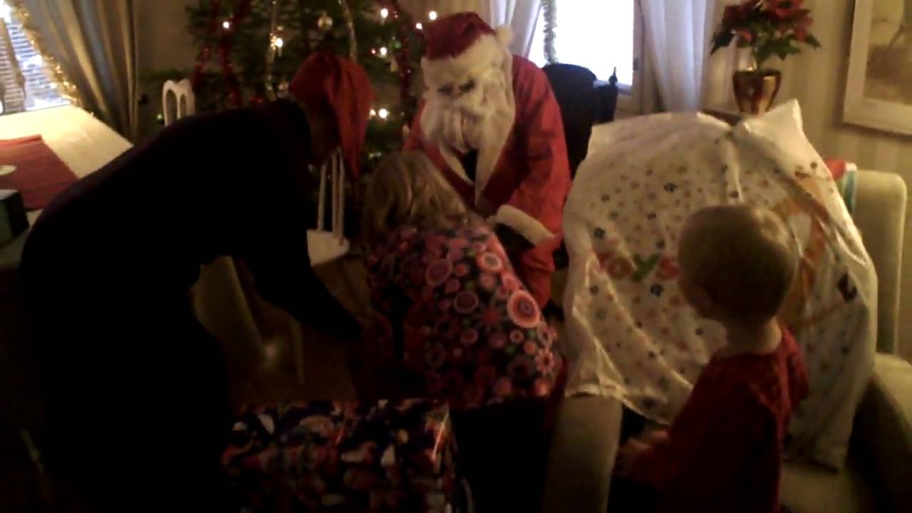 Joulupukki jakaa lahjoja...