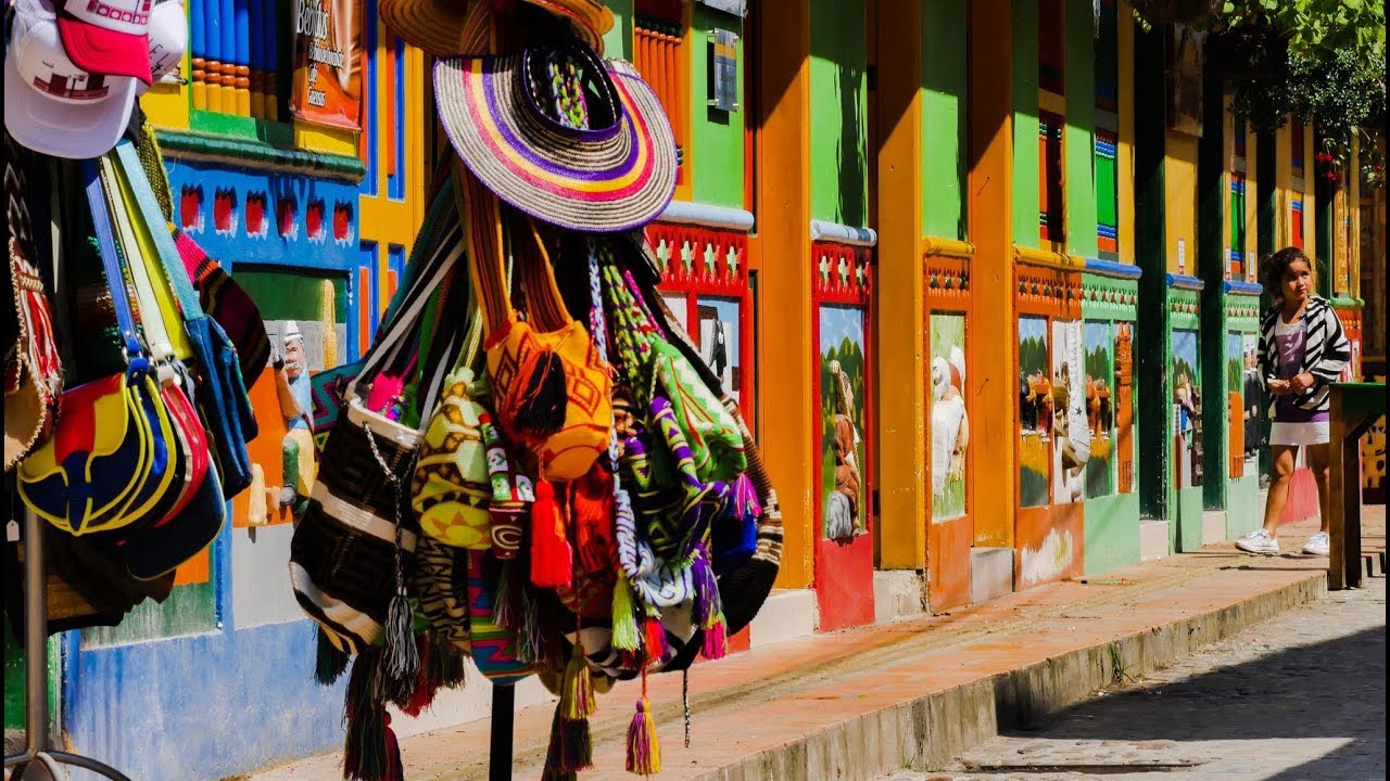 Arquitectura de Guatapé Pueblo de Zocalos y Colores  - TvAgro por Juan Gonzalo Angel