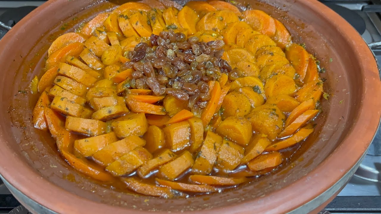 طاجين مغربي بالبطاطا الحلوة والخيزو وزبيب مشرمل على حقو وطريقو