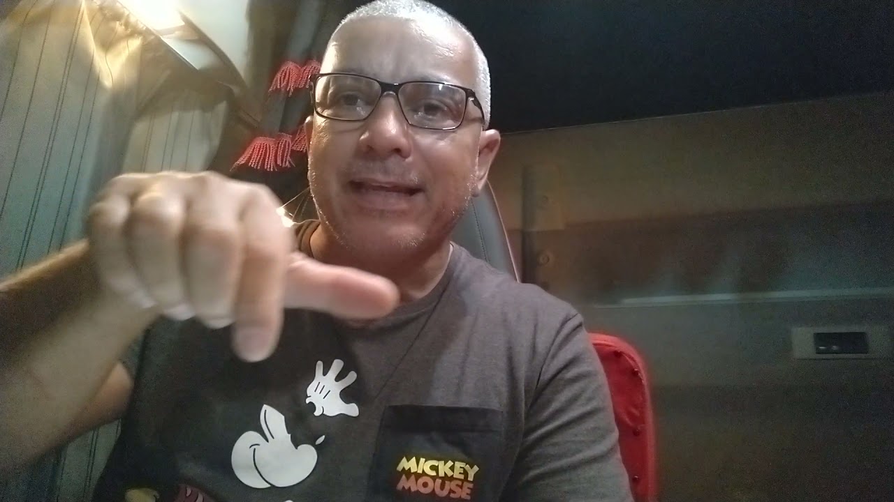 Ensinando a mexer no teclado do caminhão.