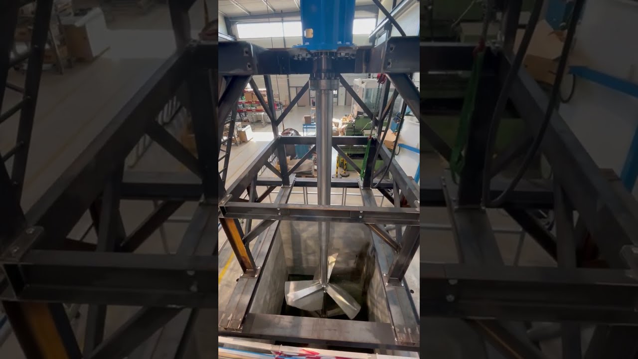 Essai en eau d'un agitateur de tr&egrave;s grosse taille pour l'industrie chimique