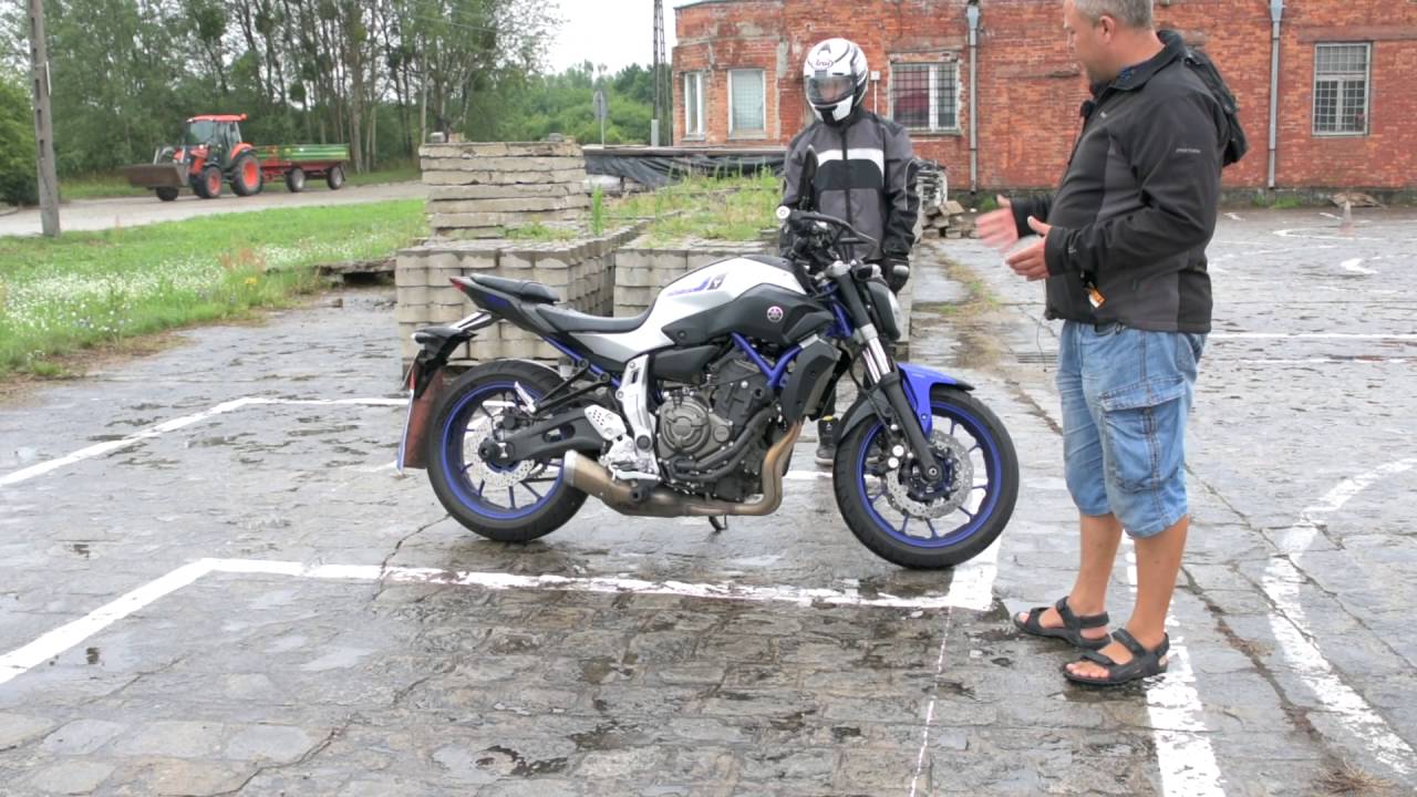 Przeprowadzenie źle ustawionego na egzaminie motocykla Yamaha MT 07