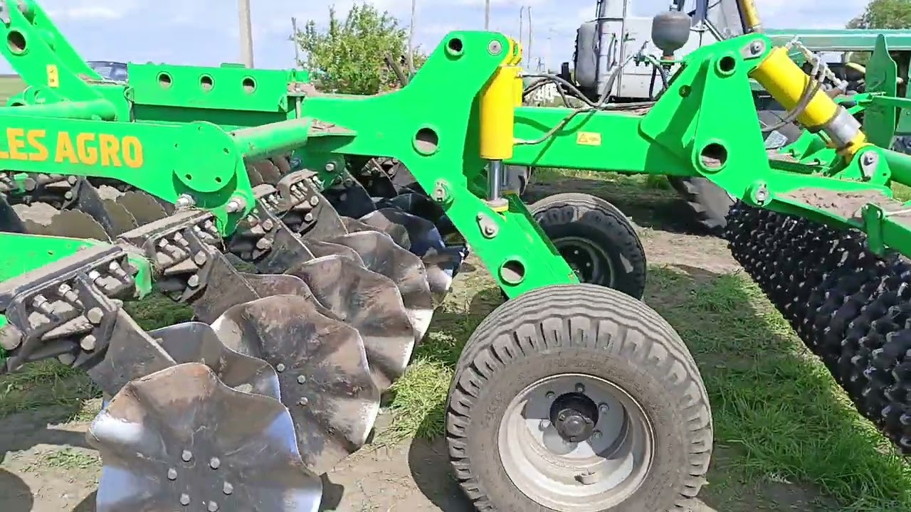 Диски втомилися  , Koronos (Велес Агро) + Class Axion 850 дискує.