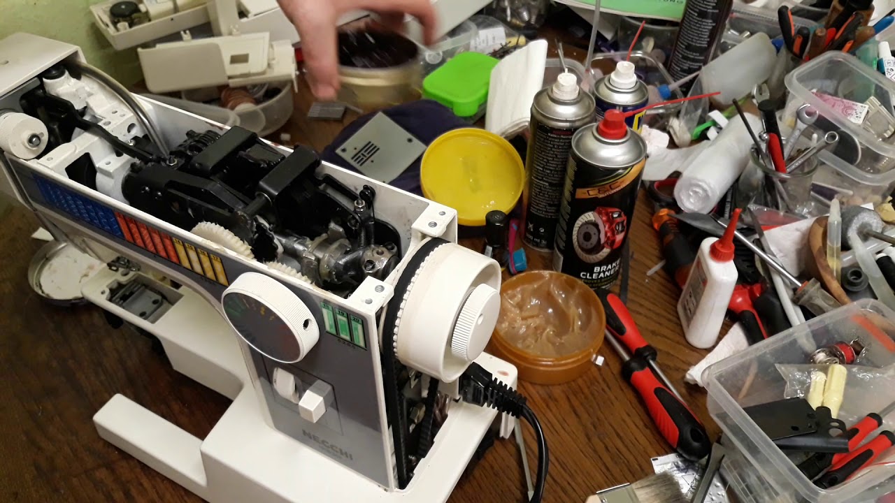 Necchi Nähmaschine - Type 559 - Maschine ölen und schmieren - تشحيم وتزييت الماكينة