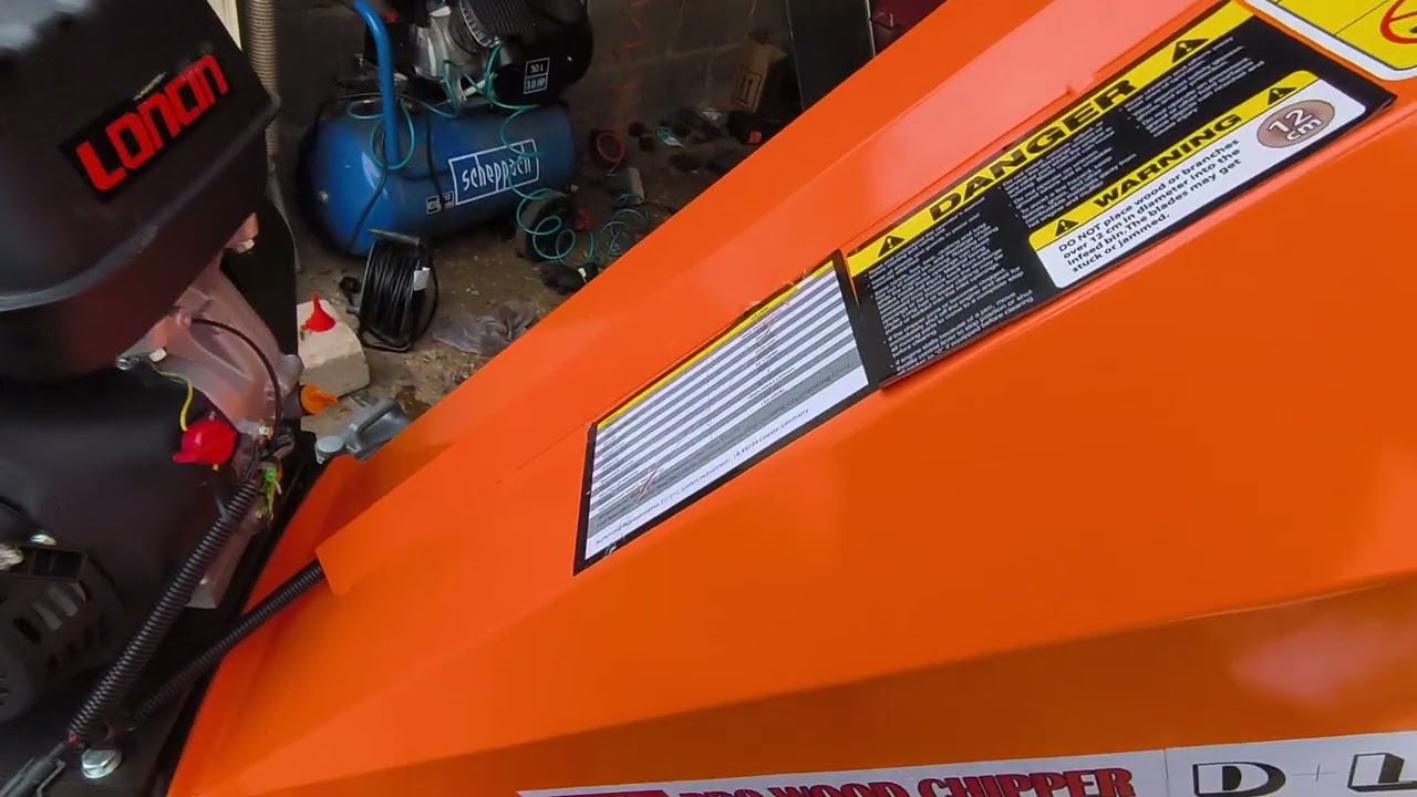 Häcksler d und l 15ps und 12cm Äste frisst der Gute.....