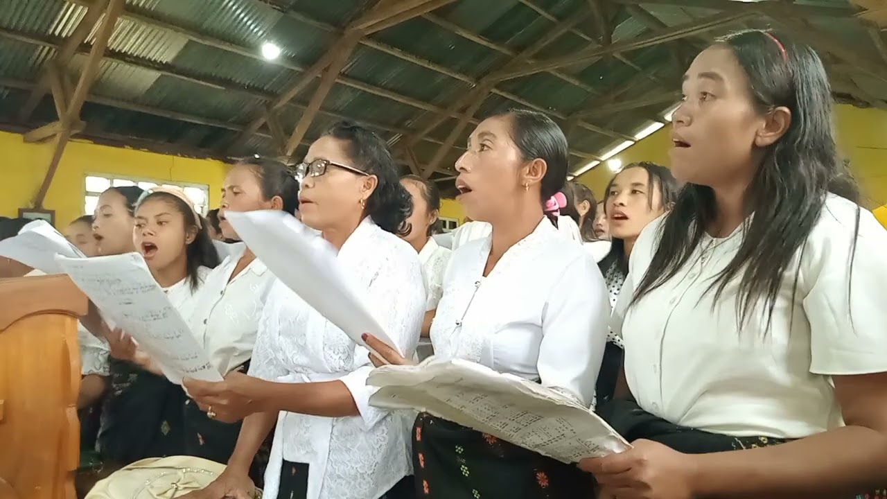 LAGU PEMBUKAAN KAMIS PUTIH Dirigen Nona Natalia (Stasi Bapang_Paroki Tilir_Keuskupan Ruteng-NTT )