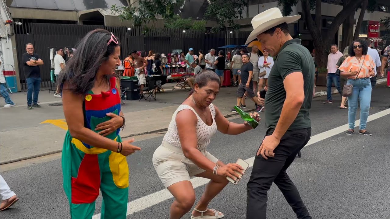 OLHA O QUE ESSAS DUAS MULHER VAI FAZER CANTOR ANDRÉ LUIZ CHAMOU ELA PRA DANÇAR