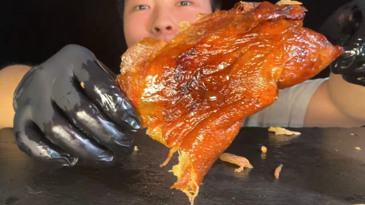 Съедение целой жареной утки — хрусткая кожа и сочные кусочки