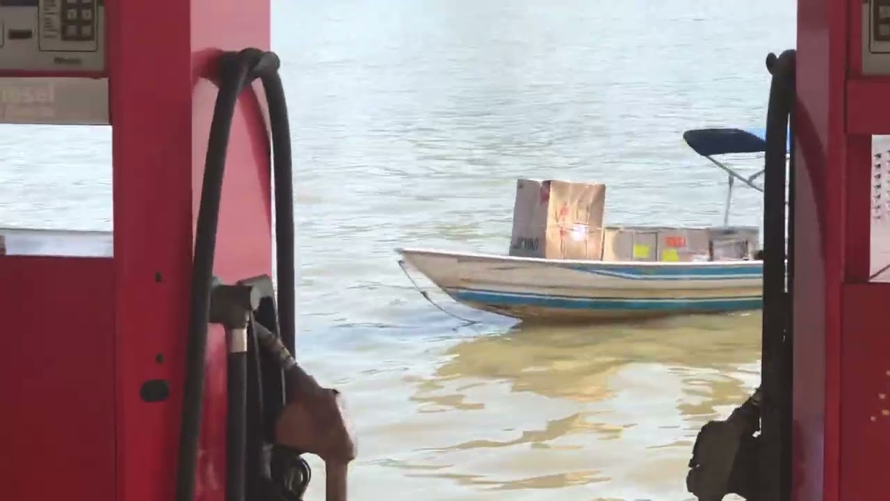 Subindo o Rio Purus, com Charles e Rainas, no pequeno barco.