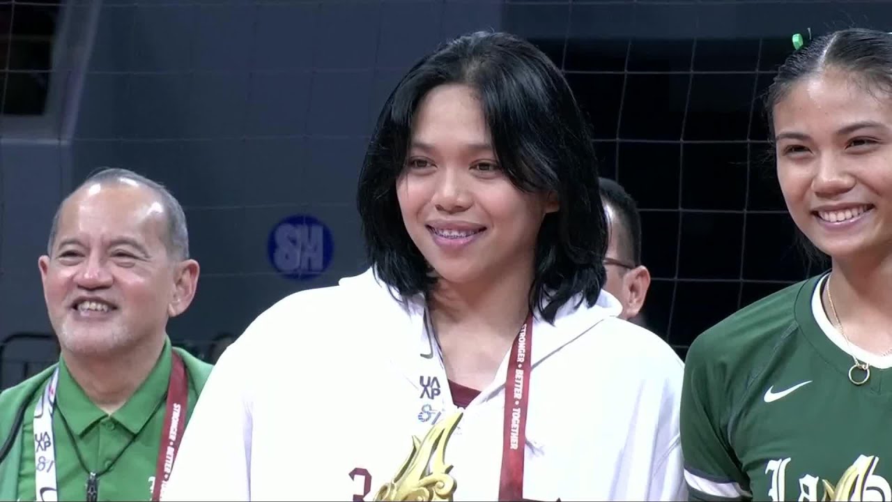 Nina Ytang&rsquo;s fun arrival in individual awarding 😂 | UAAP Season 87 Women&rsquo;s Volleyball