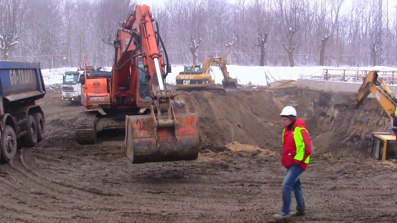 Escavatori in azione - Tunnel - Costruzione della stazione Fabryczna
