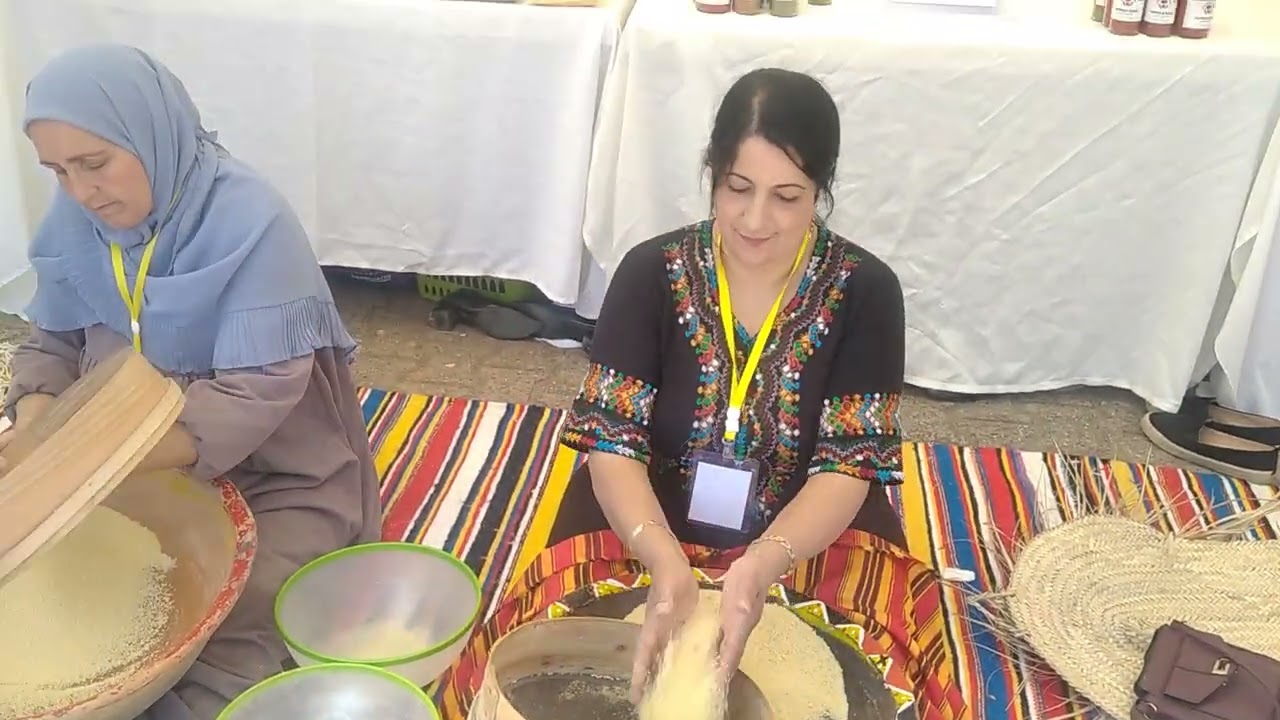 Tiziouzou brave femme kabyle pr&eacute;pare le couscous traditionnel 