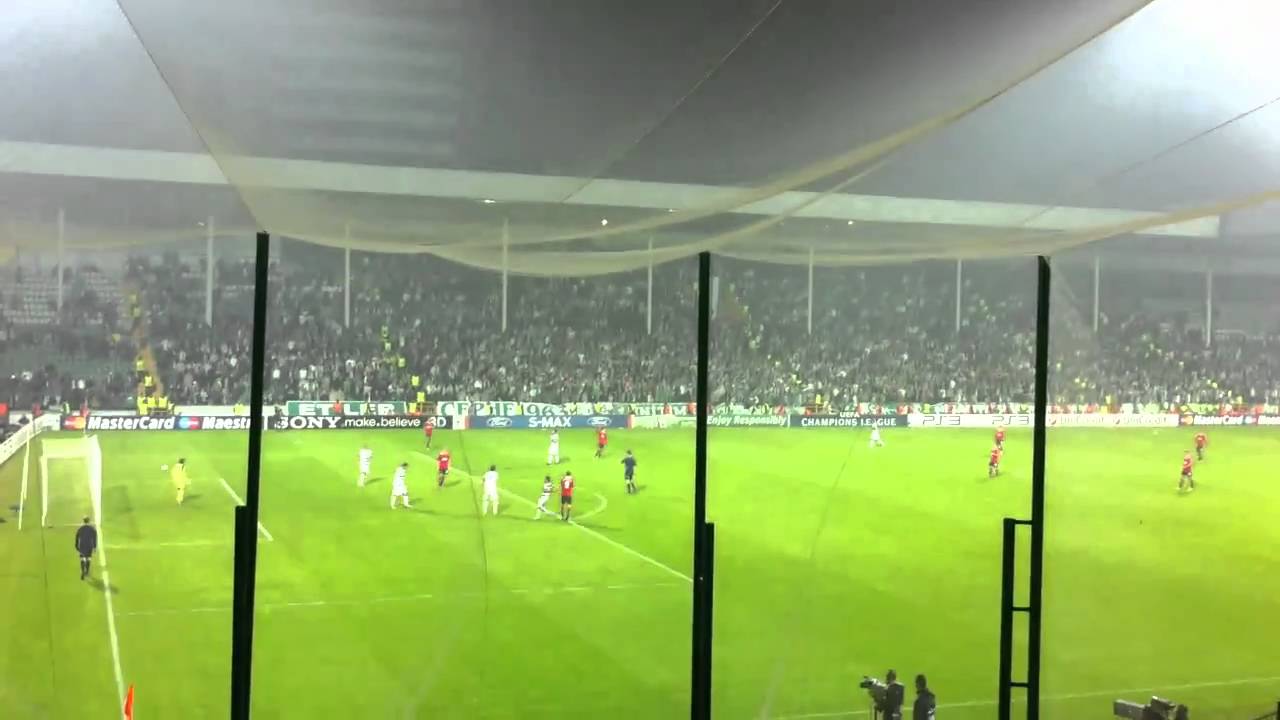 TEKSAS singing their hearts out when they´re 0-3 down vs Man United
