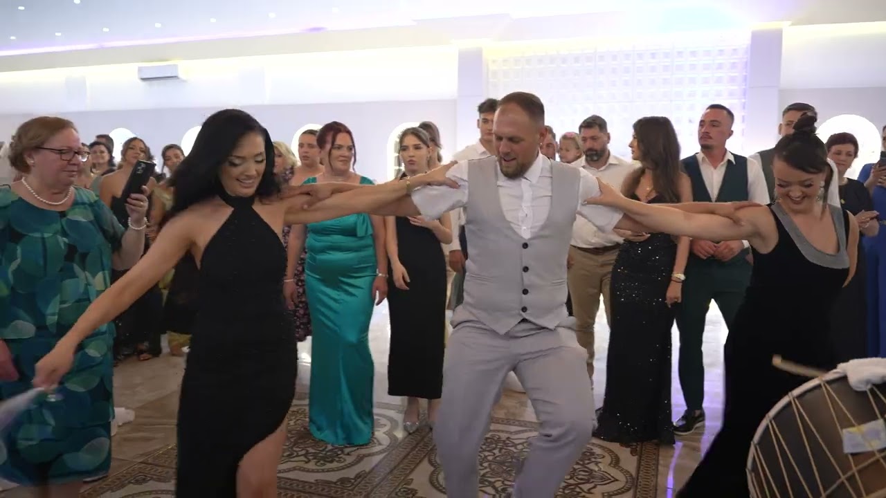 Vajzat Shqiptare Shkëlqejnë në Valle të Burrave.