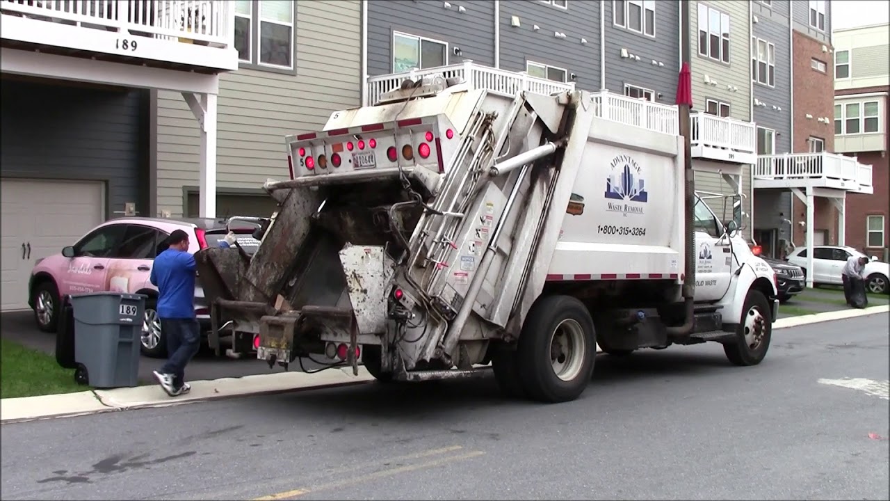 Ford F750 / Pak Mor RLP100 Rear Loader