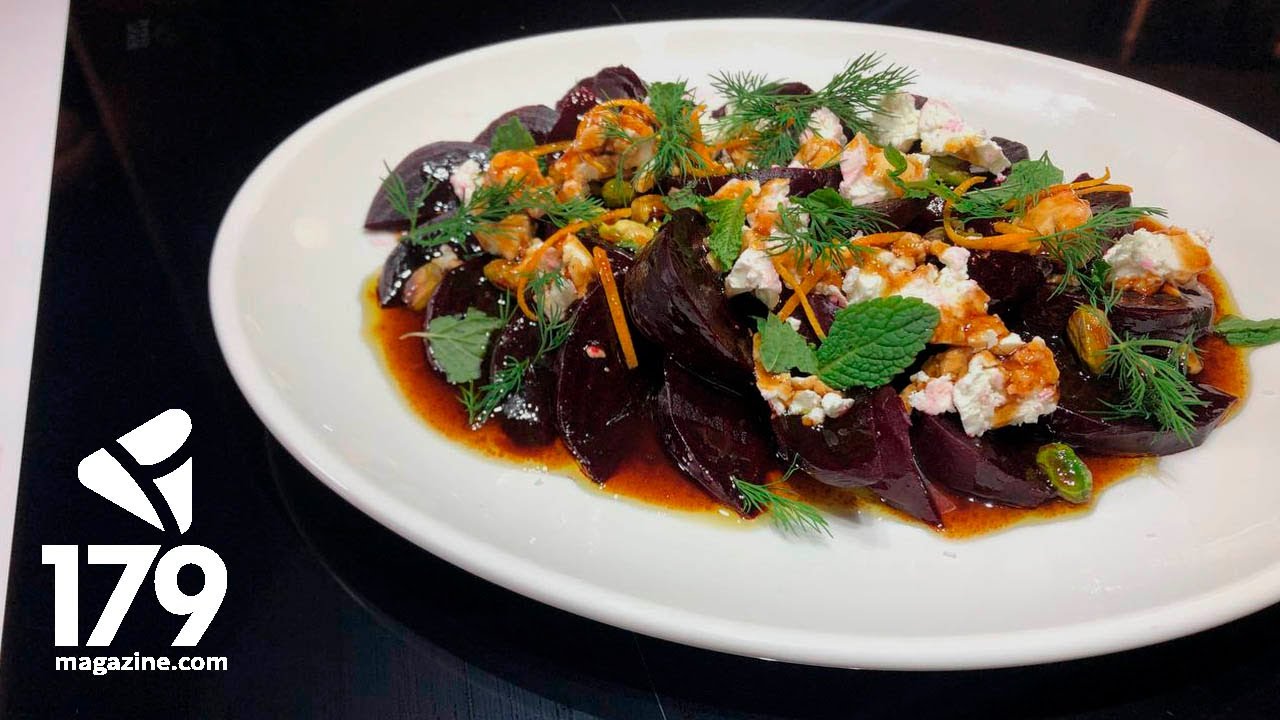 Prepara una Ensalada de remolacha, queso feta, pistachos y vinagreta tibia de café fácil y rápido