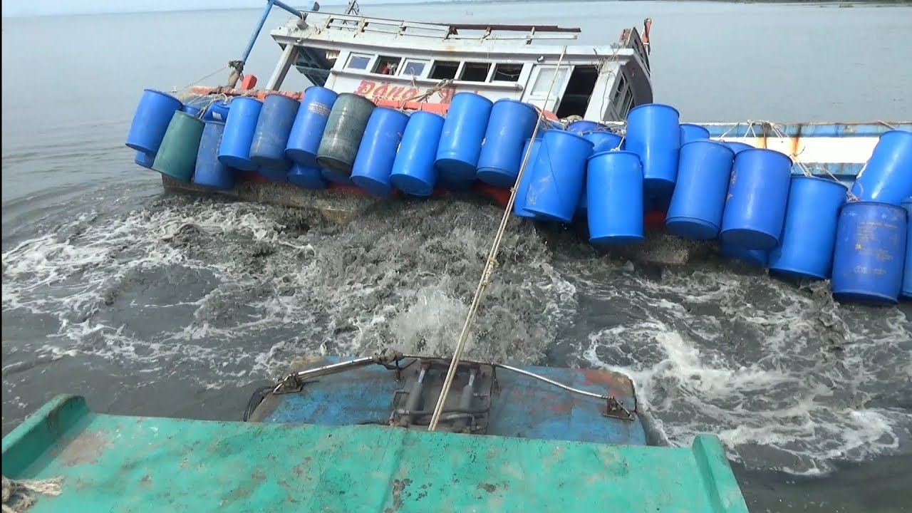 Tàu Kéo Huyền Thoại Giải Cứu Tàu Cá Chìm (1p)