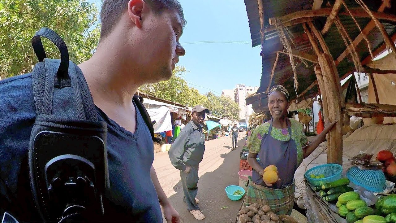 Me ofrecen una esposa cuando hablo suajili en un mercado africano
