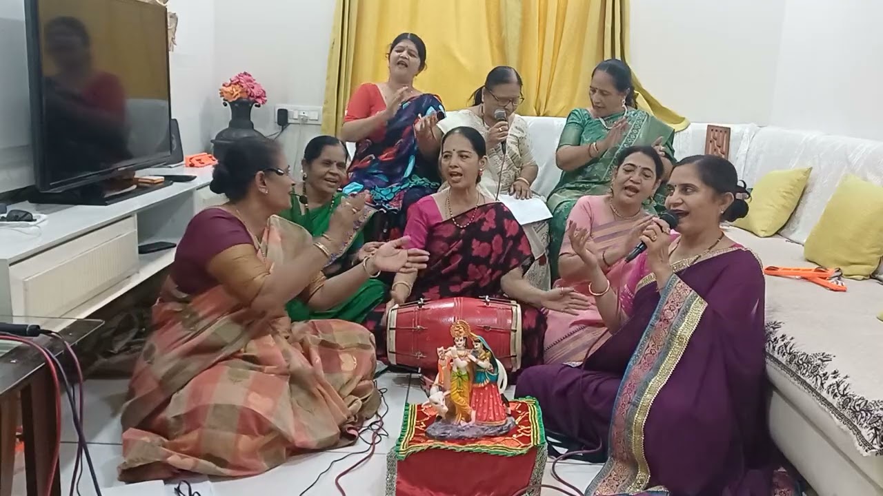 ભજન નીચે લખ્યું છે.મીના પટેલ.ભજન ની રમઝટ જામી છે.કાનો રમતો જાય. શ્રી સખીભજન મંડળ.સુંદર ભજન. વડોદરા.