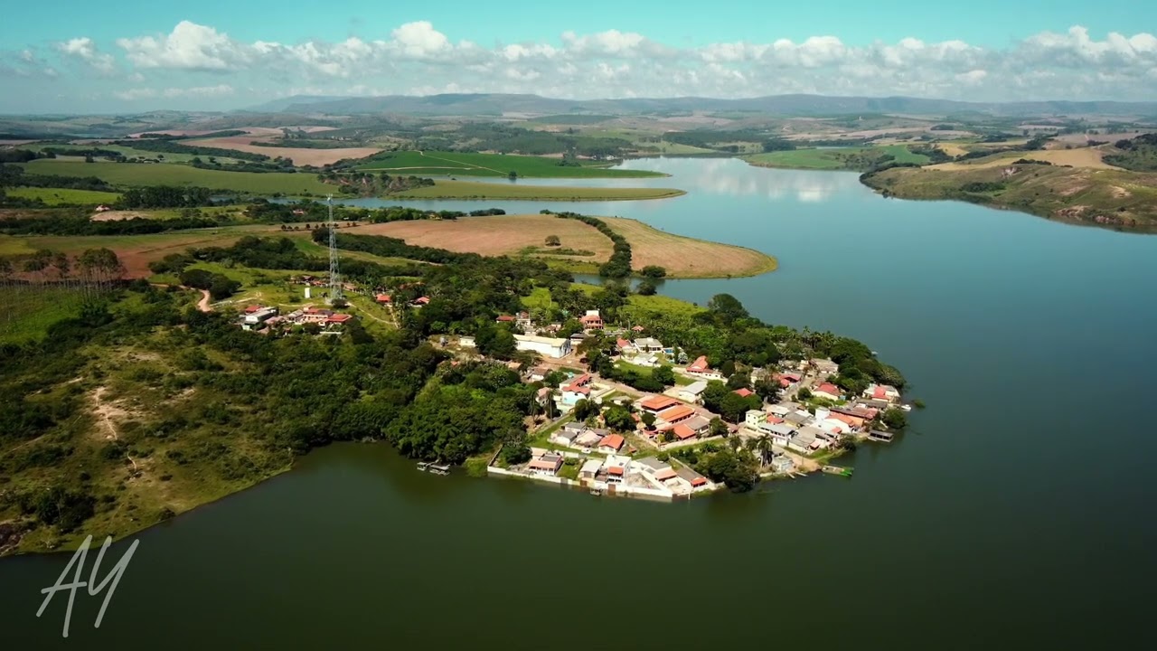 A capela e o Povoado.