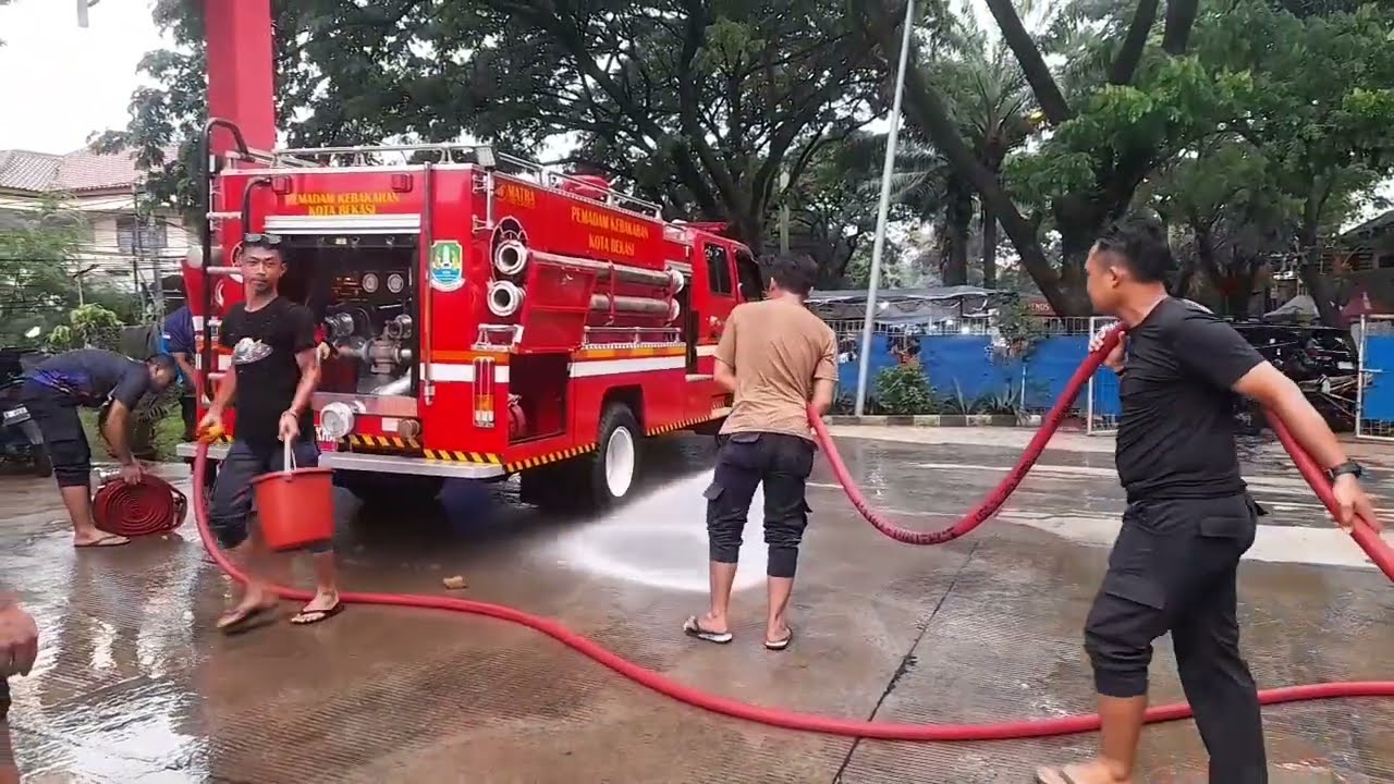 Mencuci mobil pemadam kebakaran (@Jafar_firefighter )
