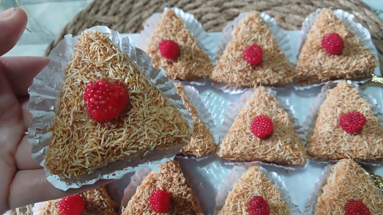 الحلوة لي لازم تكون حاضرة فالعيد🌙حلوة القطايف محشية بحشو طري ومعسل وبزااف بنين يذوب في الفم 😋