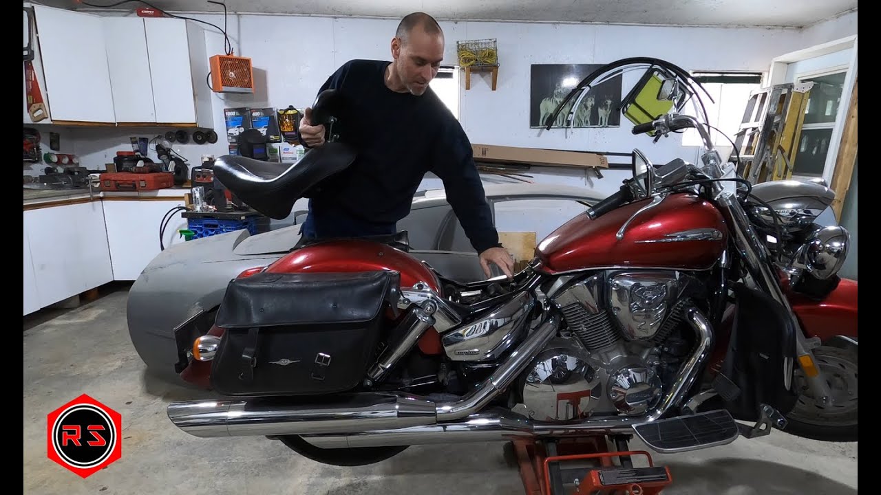 Honda VTX 1300. How to access the battery