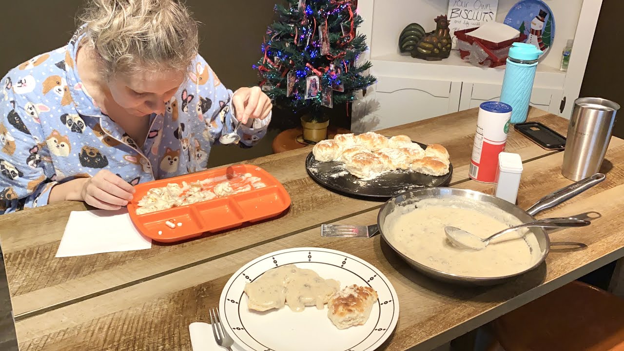 Vlogmas 13 - Jess Makes Biscuits and Gravy