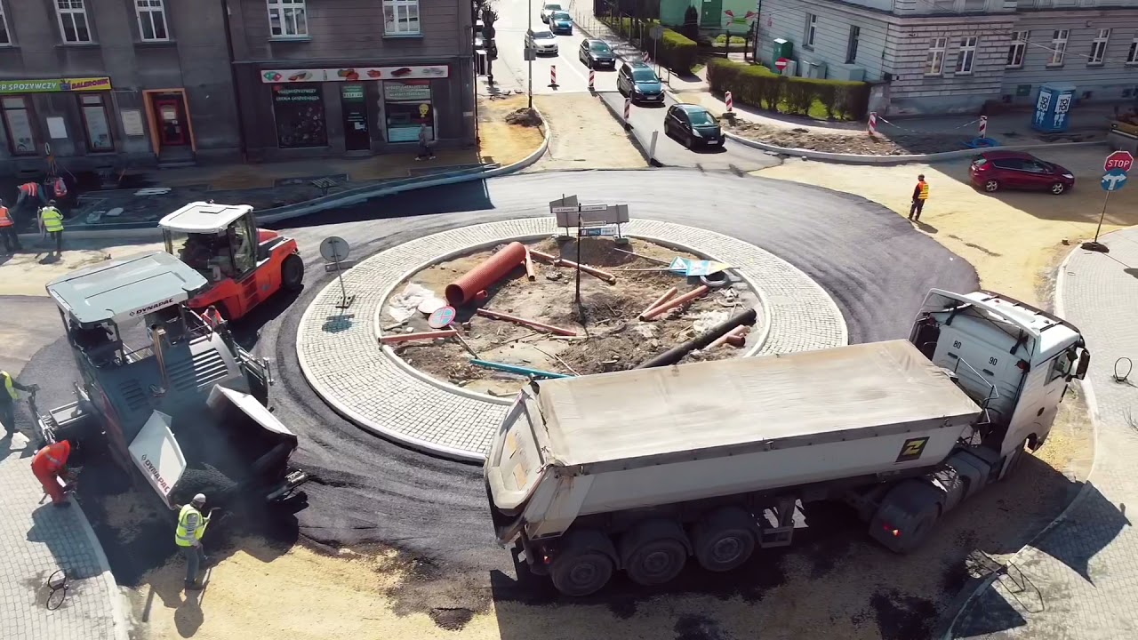 Wadowice. Leją asfalt na nowym rondzie
