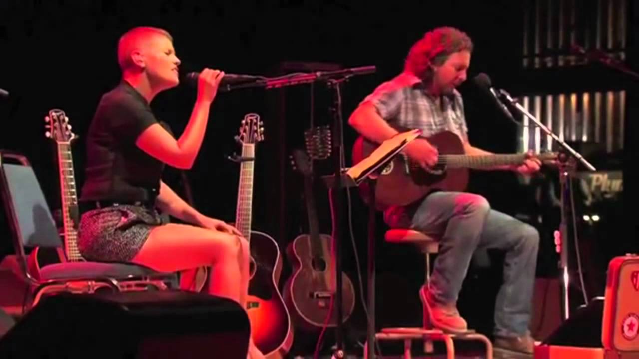 Eddie Vedder w/Natalie Maines - Golden State - WM3 Rally (August 28, 2010)