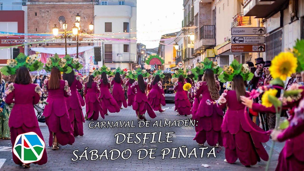 Sábado de piñata en el Carnaval de Almadén 2024