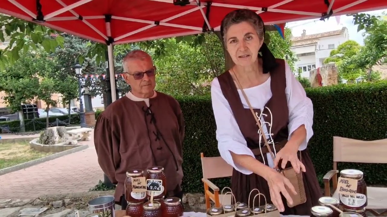 Julián y Fernanda, apicultores de Mochales (Valle del Mesa) traen sus mieles a Villel de Mesa