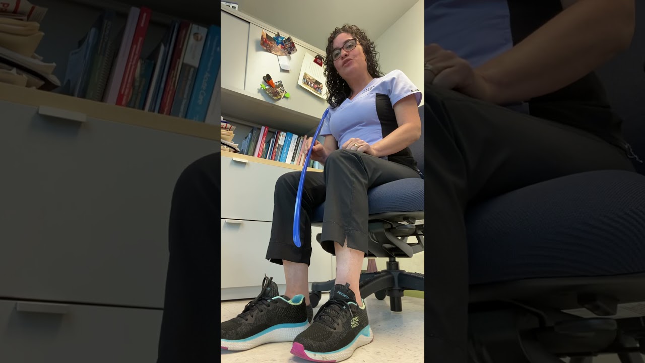 Cómo usar el calzador de mango largo / How to use a long handle shoe horn