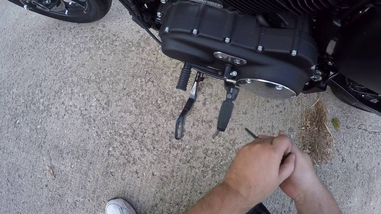 How to change or adjust your gear shifter peg on the 2017 Iron 883