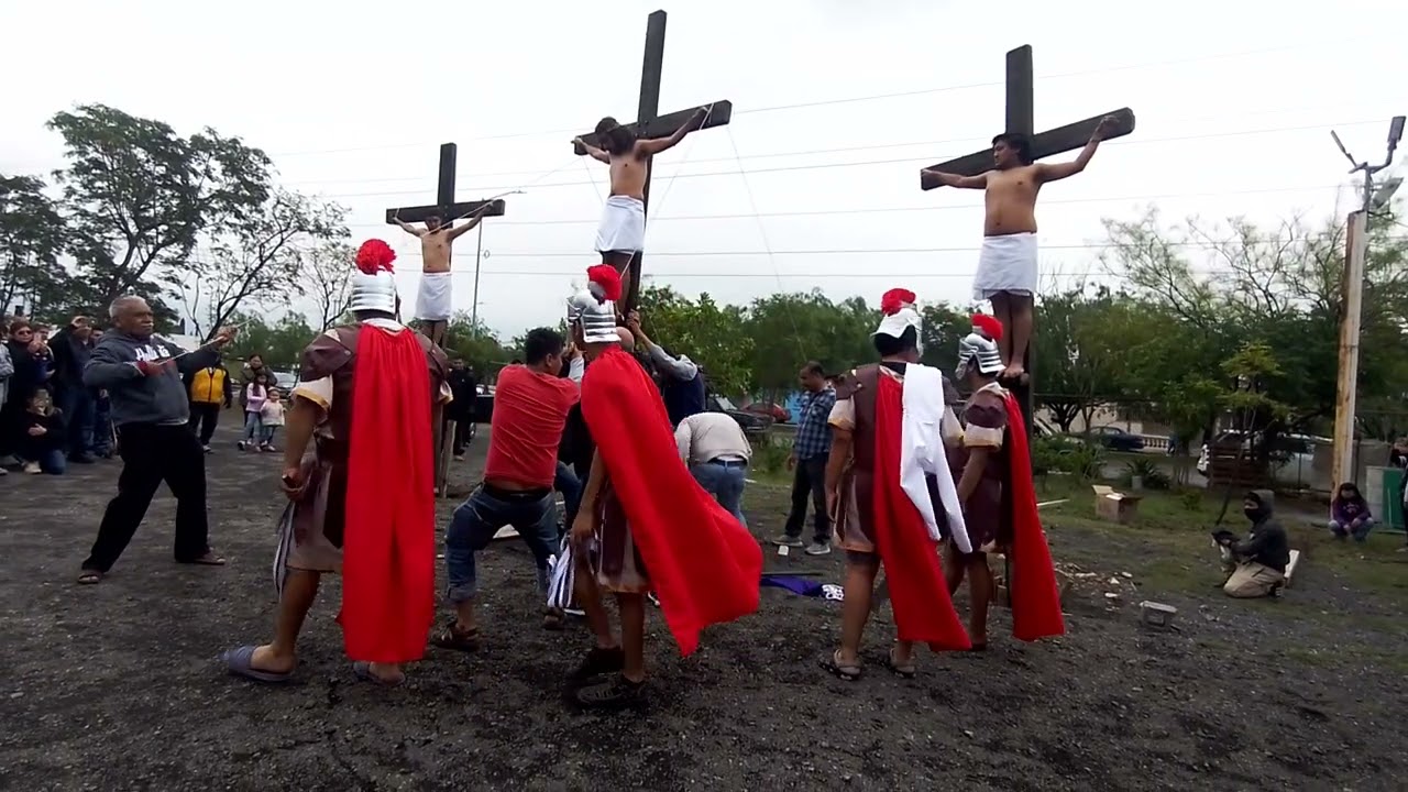 11 va estación Jesús es clavado en la Cruz viernes santo viacrucis viviente