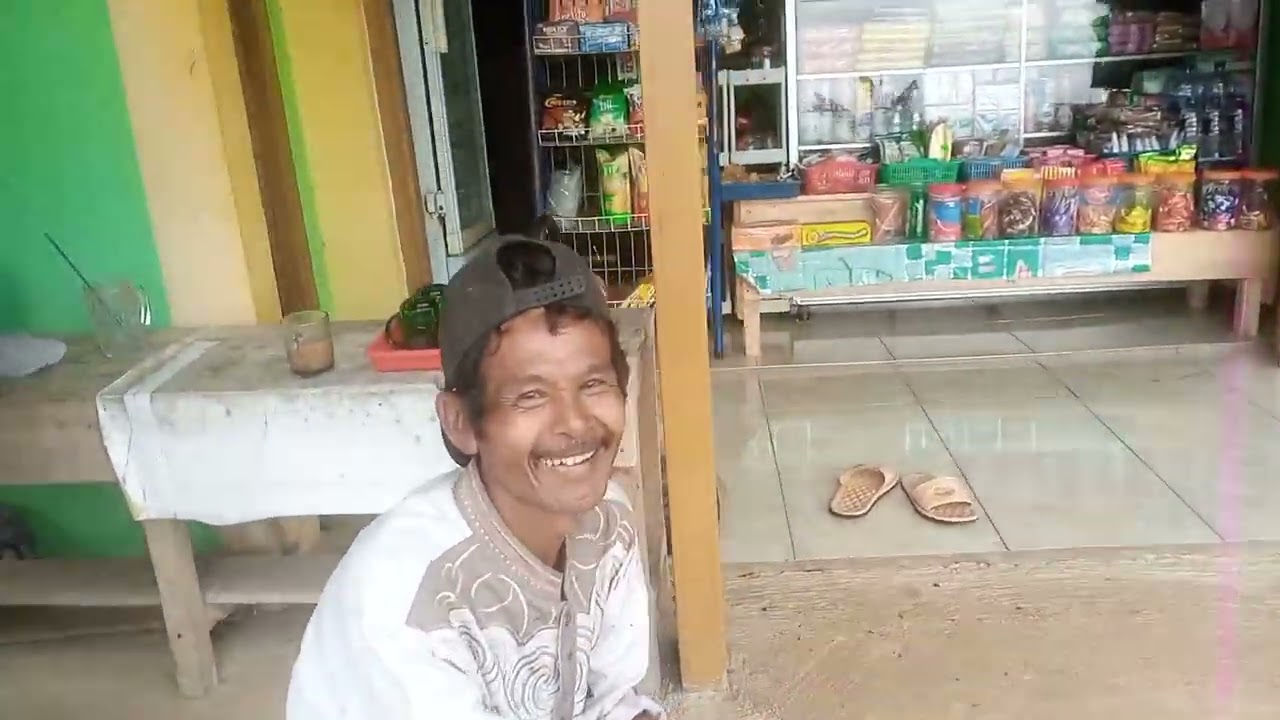 Ngopi di warung abah unang..sambil nebang kayu