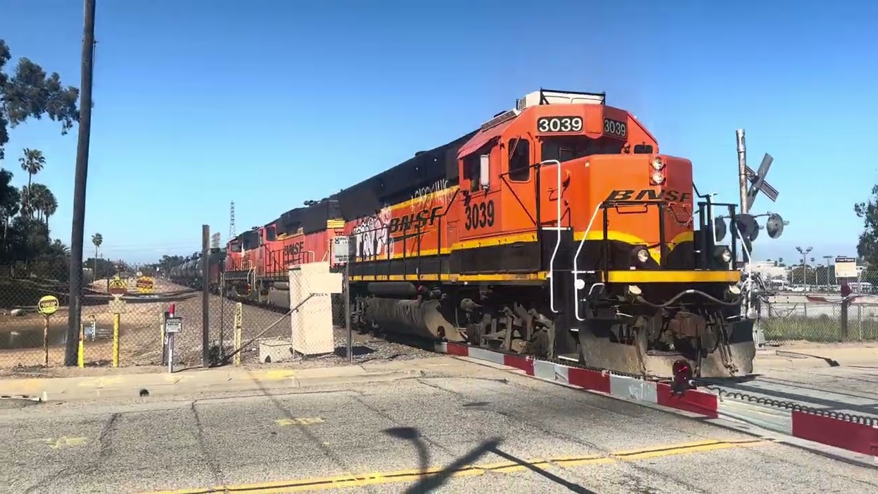 BNSF 3039 leads the local to the Alcoa Yard and Watson Yard at 182nd Street 