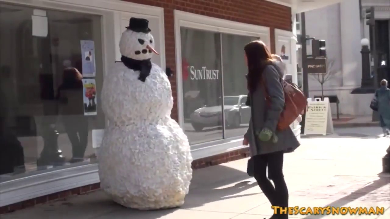 Pegadinha Boneco de neve ASSUSTANDO todo mundo ! Ningu&eacute;m escapa   kkkk