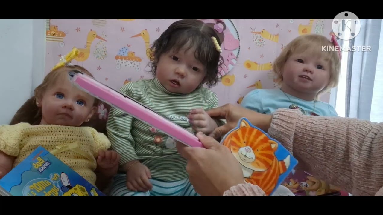 Contando  uma  mini historinha  para as meninas