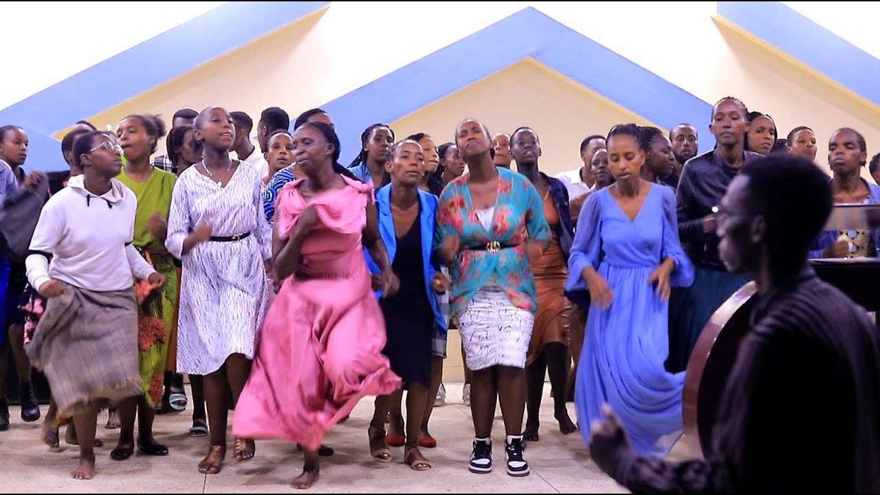 ABABAKOBWA BARASIRIMBYE BARADUTANGAZA ||BUKURU MUNDIRIMBO NZIZA CYANE HAMWE N' ABAYUMBE