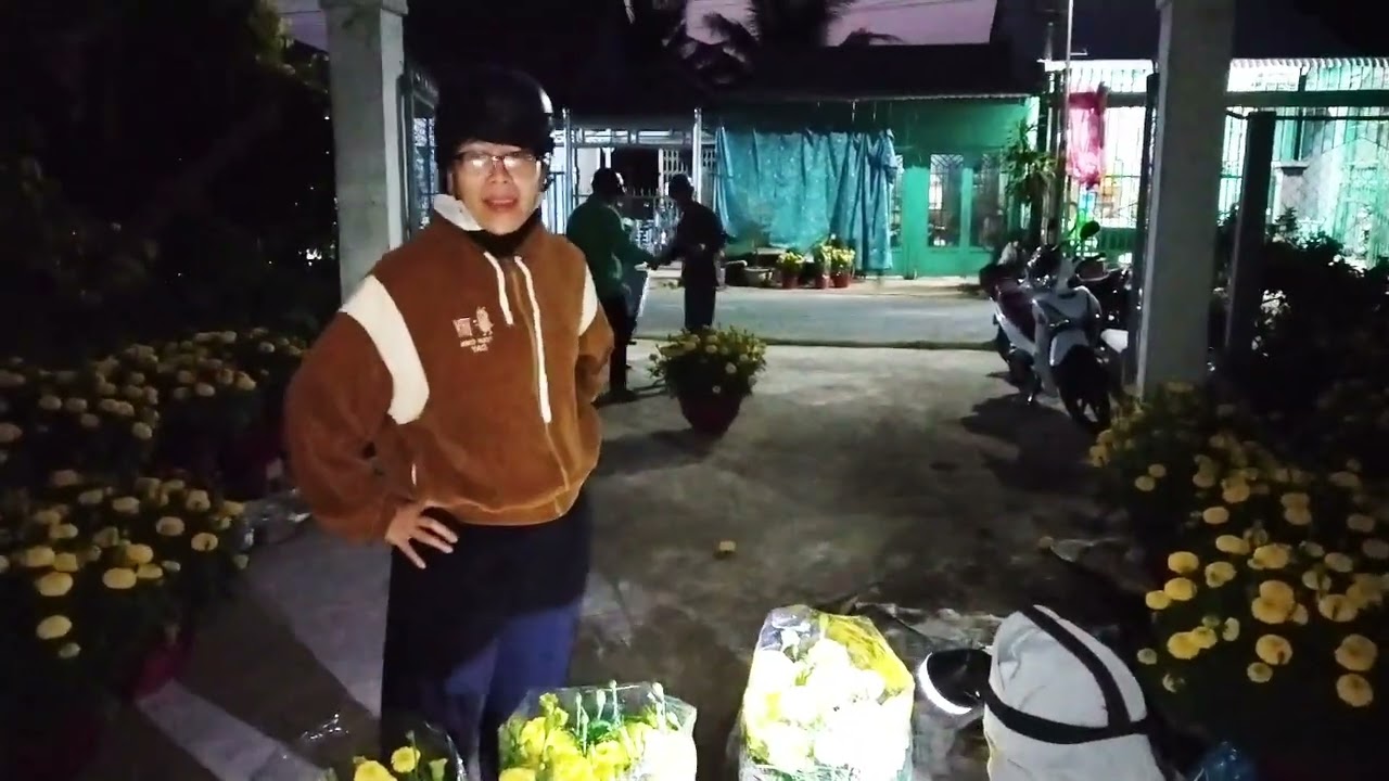 8 tháng 2, hơn 3.000 chậu hoa khách đến cả ngày lẫn đêm bán không kịp