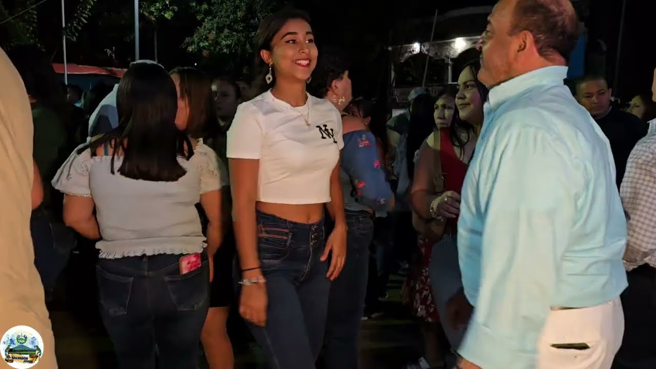 SINDY DISFRUTANDO CON ATARDECER TROPICAL ENVIVO 