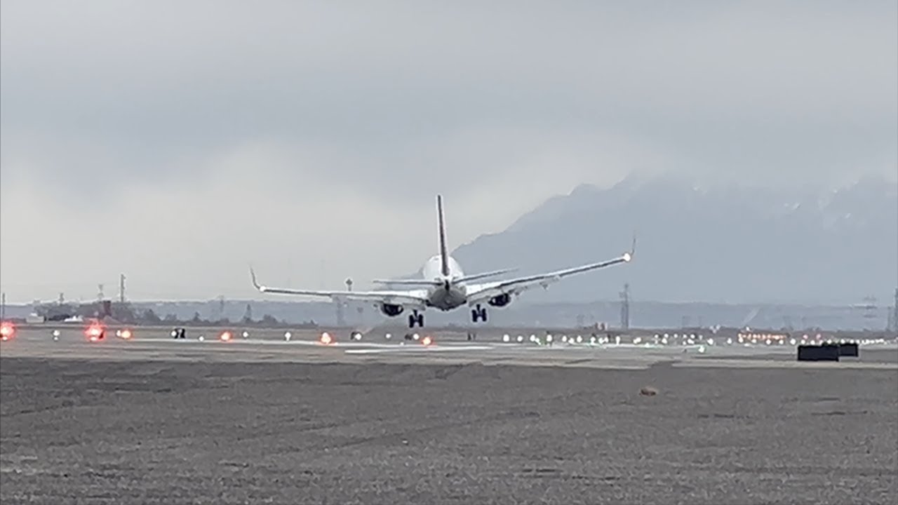 Heavy Crosswinds + Offset Approach = Tricky Landings | Salt Lake City Planespotting Mar '22 Pt. 1