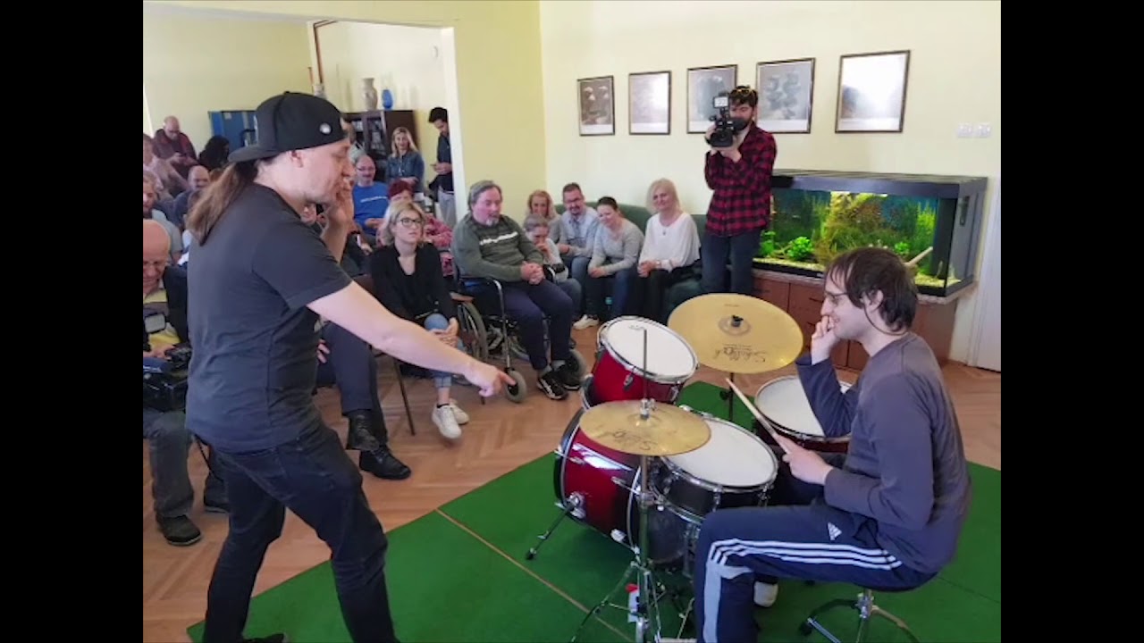 Znani slovenski bobnar Marko Sor&scaron;ak - Soki je obdaroval Center Naprej