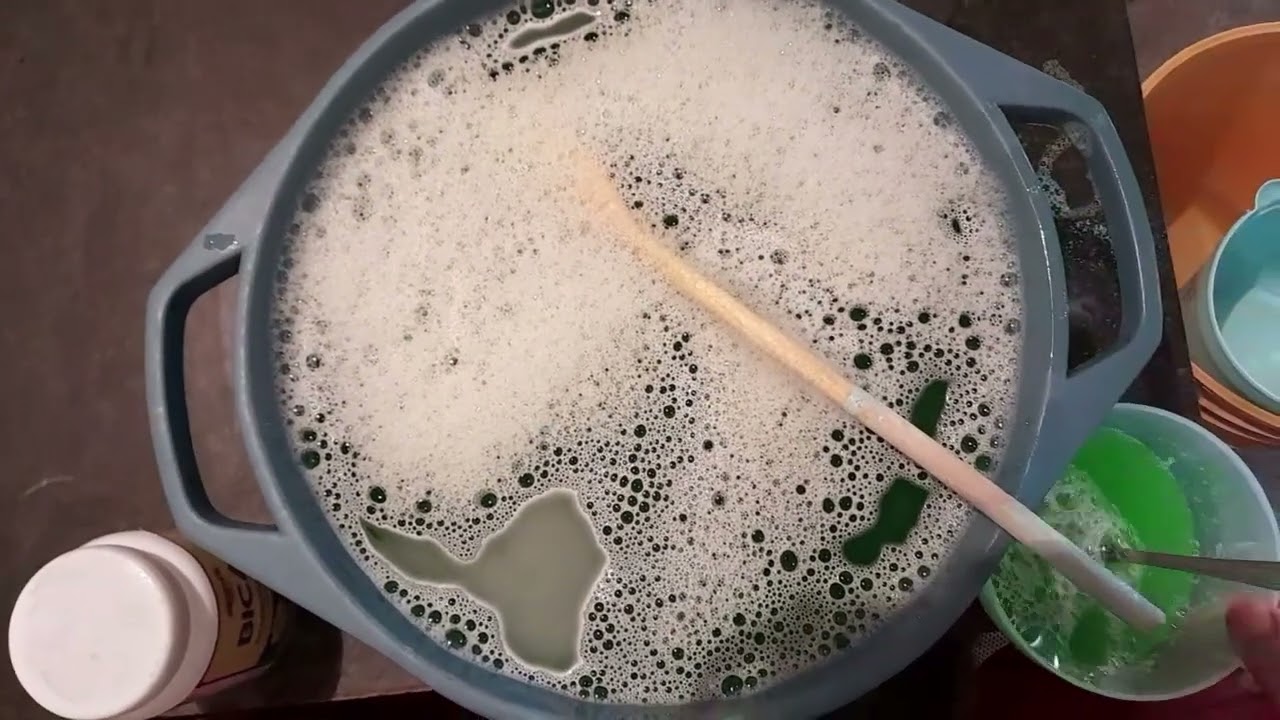 Con azúcar y bicarbonato de sodio logras hacer 7 litros de jabón líquido para trastes