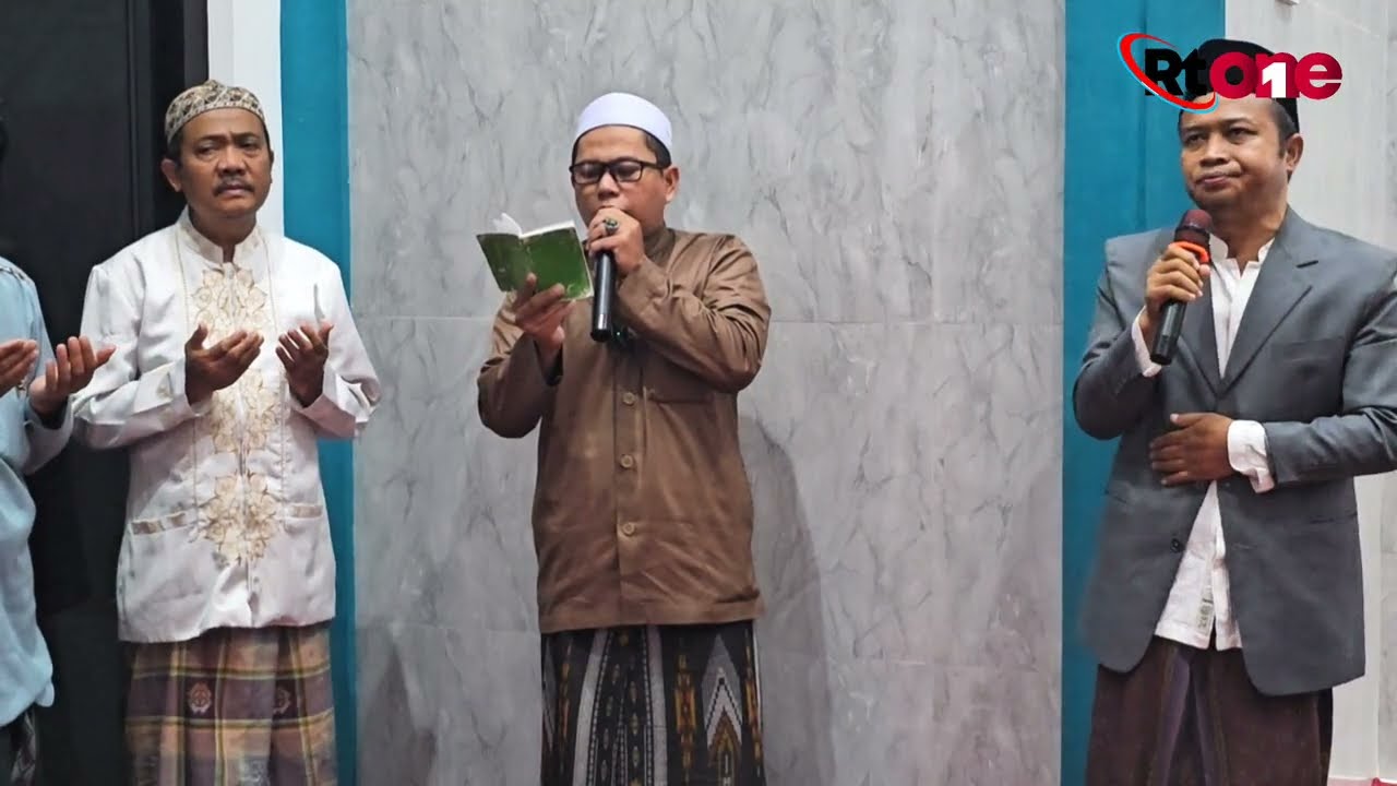 Pembacaan Maulid Simtudduror oleh Ustadz Ismail di Musholla Al ikhlas