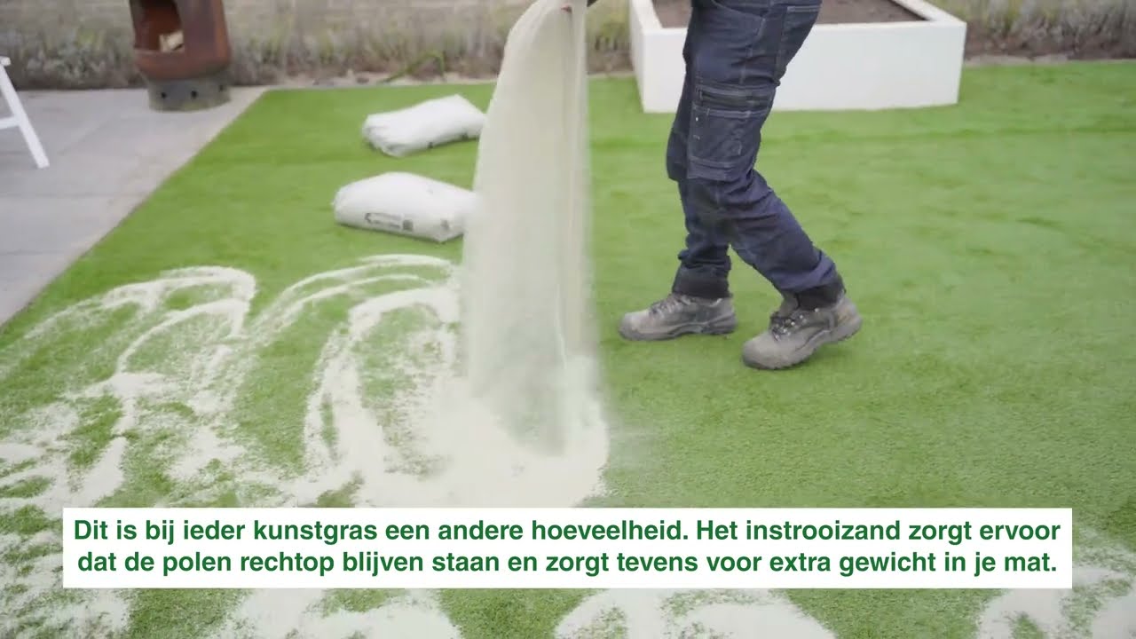 Zelf kunstgras leggen - Stap 9 & 10: Kunstgras inzanden en opborstelen - Kunstgrasveiling.nl