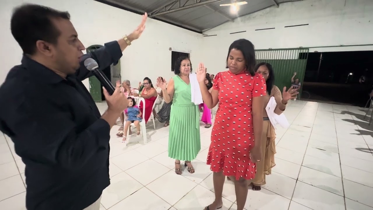 DEMÔNIO ATUA DENTRO DO QUARTO / VEJA MULHER CAI NA HORA DA ORAÇÃO, EM FALA QUE ELE ESTAVA NO QUARTO